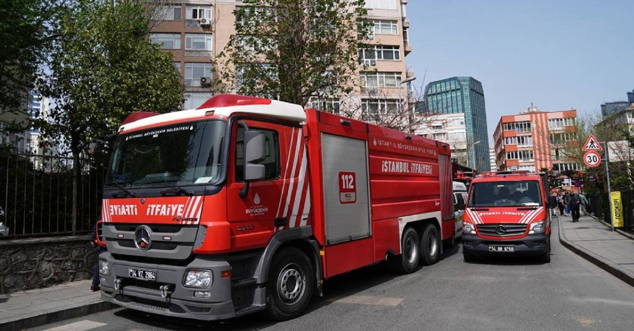 Fatih’te 6 katlı otelde yangın çıktı: Çalışanlar ve müşteriler tahliye ediliyor Fatih’te 6 katlı otelde yangın çıktı: Çalışanlar ve müşteriler tahliye ediliyor