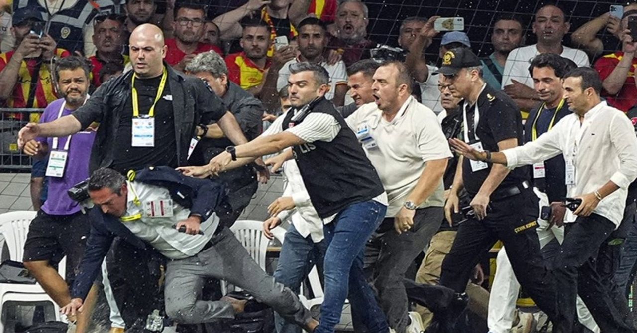 Fenerbahçe, İzmir’de son saniyede yıkıldı: Ali Koç’a yapılanlar maçın önüne geçti Fenerbahçe, İzmir’de son saniyede yıkıldı: Ali Koç’a yapılanlar maçın önüne geçti