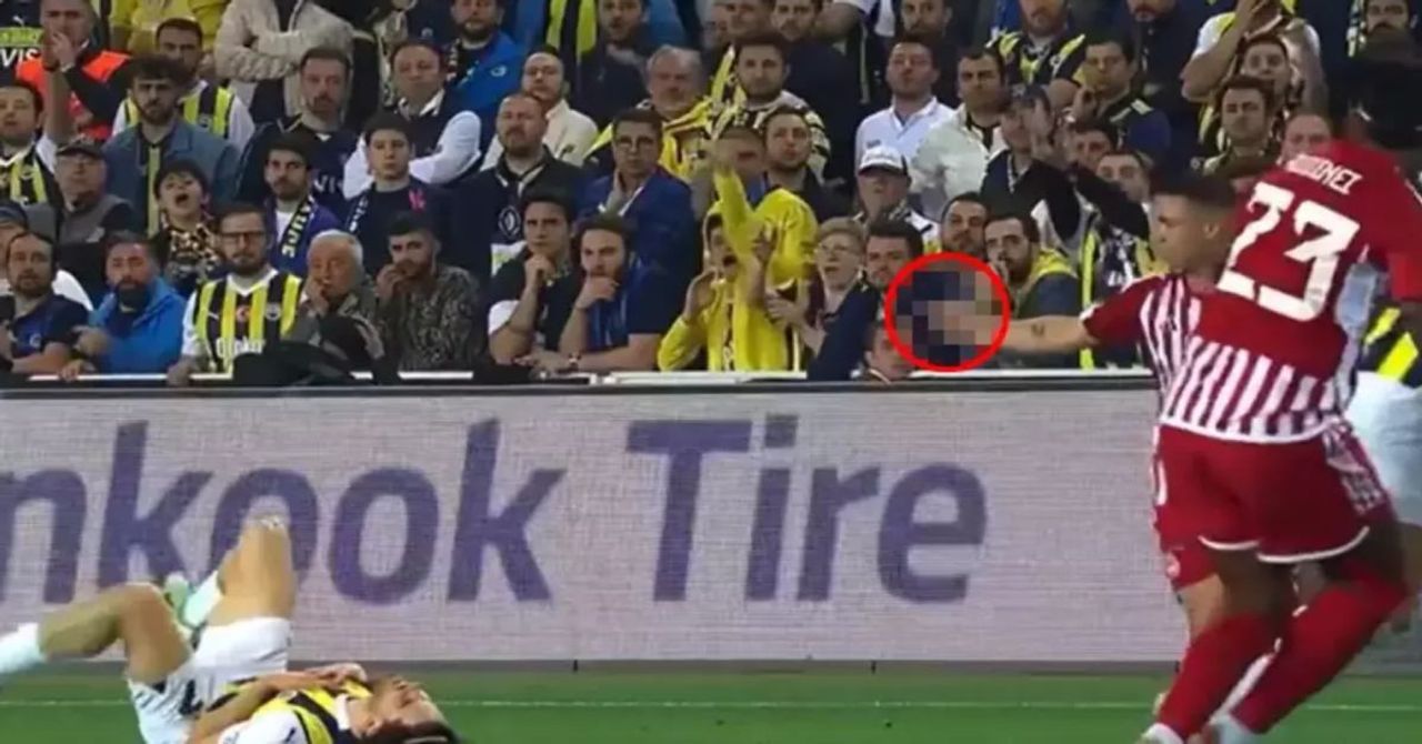 Ferdi Kadıoğlu’na Olympiakoslu futbolcudan küstah hareket: Hakemlerden kart çıkmadı Ferdi Kadıoğlu’na Olympiakoslu futbolcudan küstah hareket: Hakemlerden kart çıkmadı