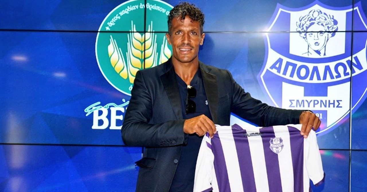 Futbolcu emekliliğini açıkladı. Futbolcu emekliliğini açıkladı.
