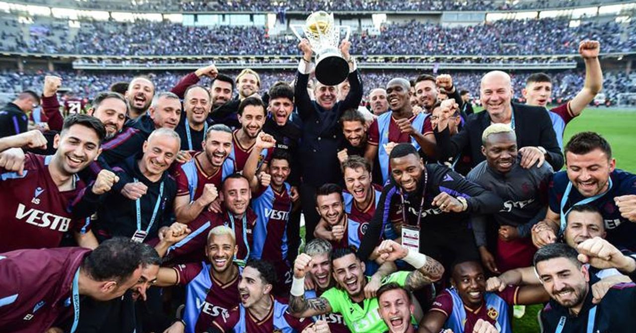 Futbolcunun şampiyonluk sözleri gündem oldu. Futbolcunun şampiyonluk sözleri gündem oldu.