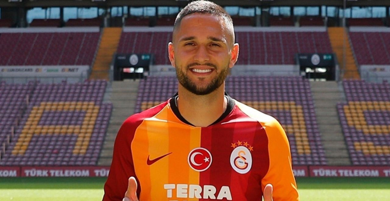 Futbolu bıraktığını açıkladı Futbolu bıraktığını açıkladı