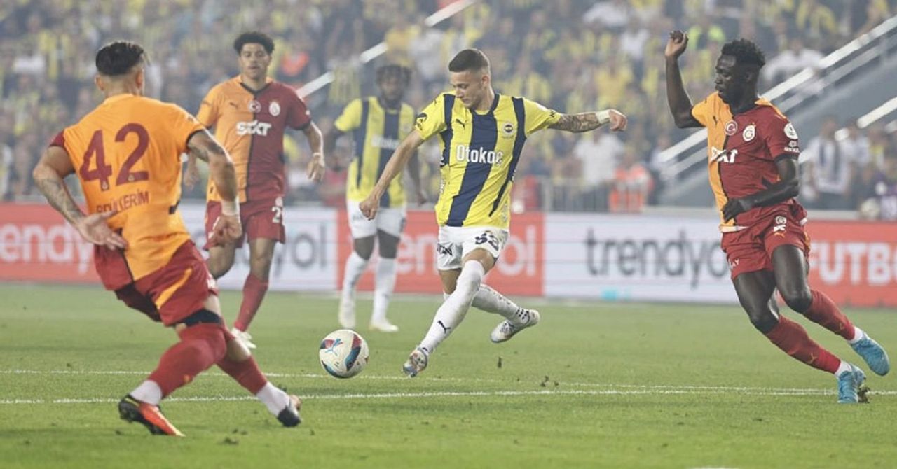 Galatasaray derbisinde yokları oynadı: Mourinho, Sebastian Szymanski’nin biletini kesti Galatasaray derbisinde yokları oynadı: Mourinho, Sebastian Szymanski’nin biletini kesti
