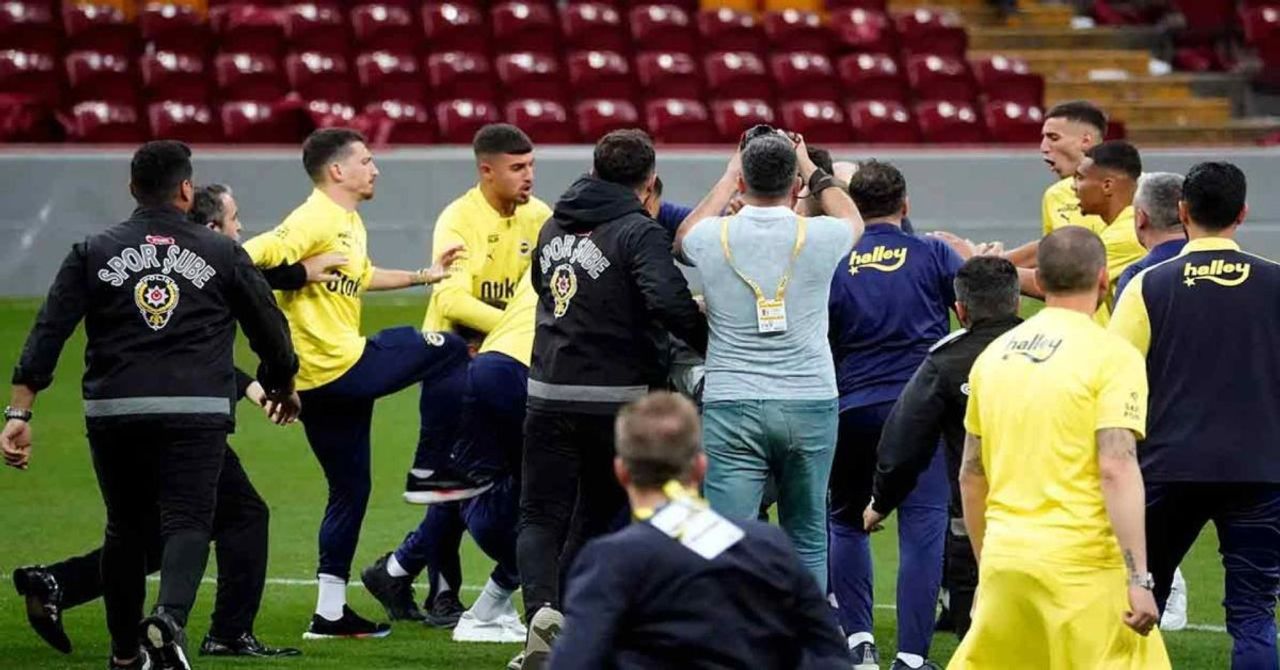 Galatasaray Fenerbahçe derbisi olaylarında yeni gelişme: Hulusi Belgü, Ertuğrul Karanlık ve Emre Kartal için yurt dışına çıkış yasağı verildi Galatasaray Fenerbahçe derbisi olaylarında yeni gelişme: Hulusi Belgü, Ertuğrul Karanlık ve Emre Kartal için yurt dışına çıkış yasağı verildi