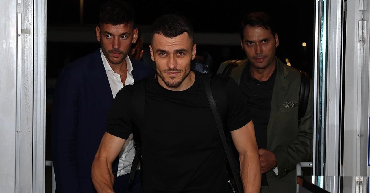 Galatasaray istedi Fenerbahçe aldı: Filip Kostic İstanbul’da sarı lacivertli formayla poz verdi Galatasaray istedi Fenerbahçe aldı: Filip Kostic İstanbul’da sarı lacivertli formayla poz verdi