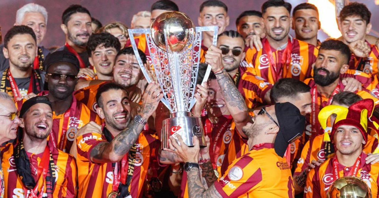 Galatasaray, Rams Park’ta 3 kupayla şov yaptı: Gökyüzündeki gösteri taraftarı büyüledi Galatasaray, Rams Park’ta 3 kupayla şov yaptı: Gökyüzündeki gösteri taraftarı büyüledi