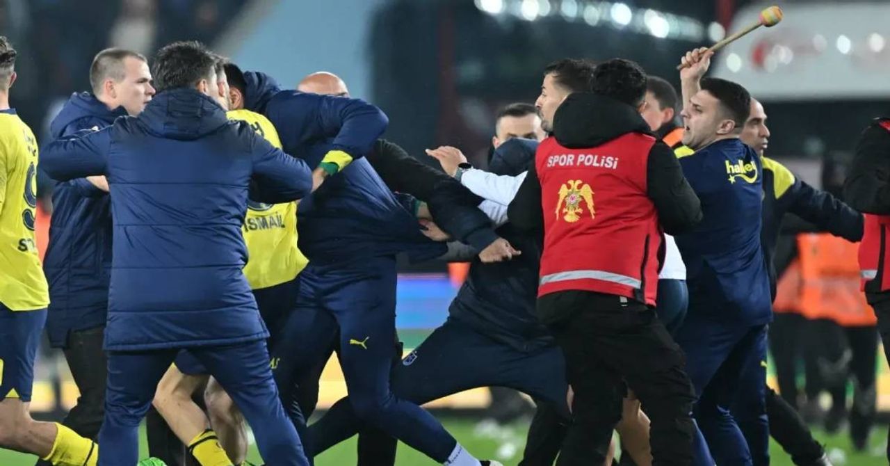 Galatasaray’dan Fenerbahçe’ye erteleme cevabı: ‘’Türk futbolunun faydasına olacak her kararın arkasındayız’’