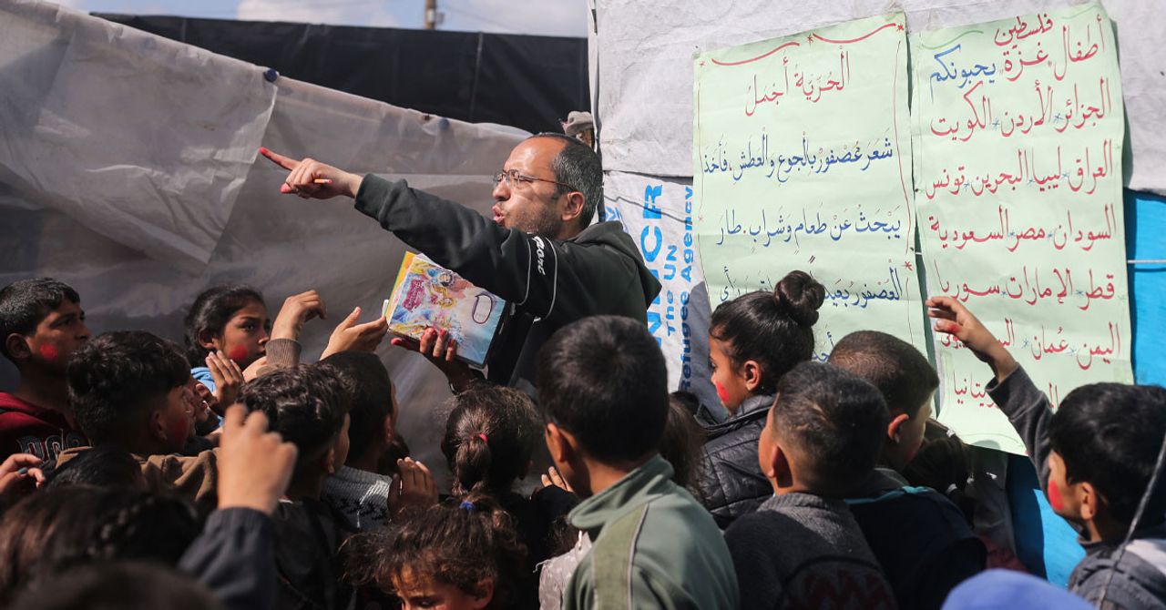 Gazzeli öğretmen Al-Khudari savaşın ortasında çocuklara eğitim vermeye devam ediyor! Gazzeli öğretmen Al-Khudari savaşın ortasında çocuklara eğitim vermeye devam ediyor!