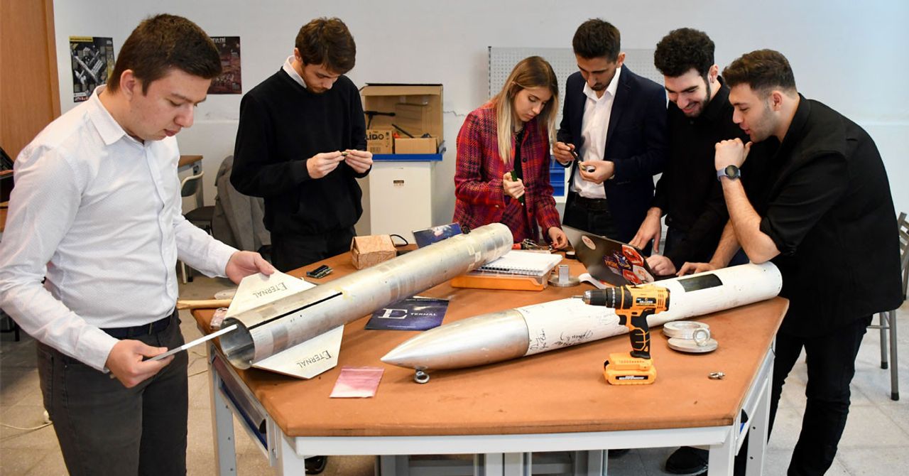 Gebze Teknik Üniversitesi (GTÜ) Eternal Roket Takımı, geliştirdikleri roketle uzay teknolojilerindeki en önemli organizasyonlardan kabul edilen ABD Gebze Teknik Üniversitesi (GTÜ) Eternal Roket Takımı, geliştirdikleri roketle uzay teknolojilerindeki en önemli organizasyonlardan kabul edilen ABD