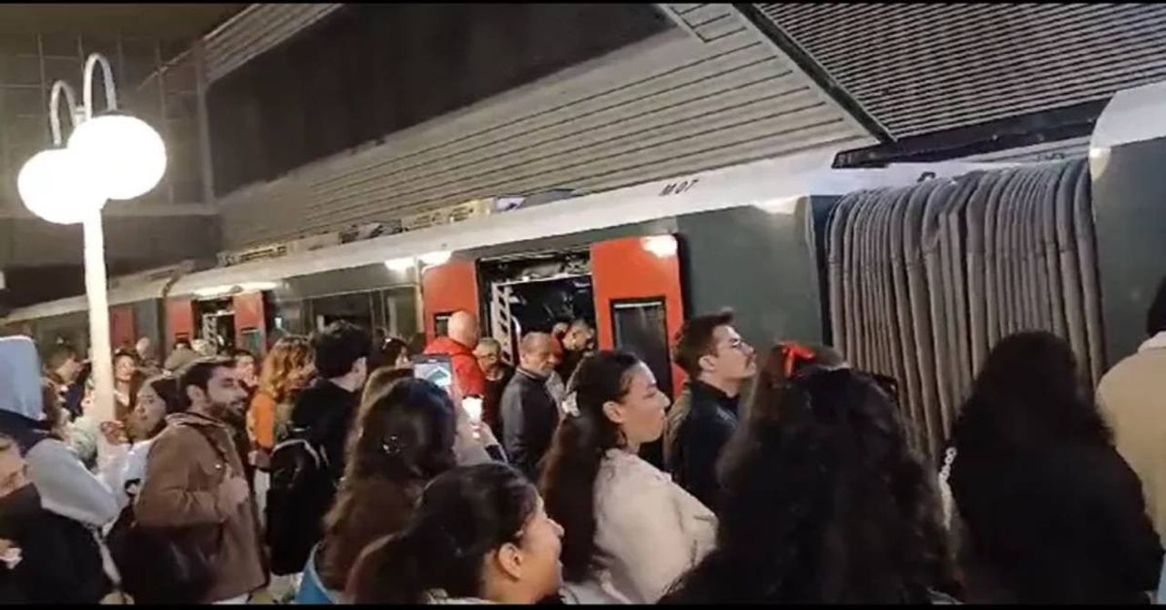 Görüntüler İstanbul’u aratmıyor: İzmir’de metro seferlerinde aksama yaşandı Görüntüler İstanbul’u aratmıyor: İzmir’de metro seferlerinde aksama yaşandı