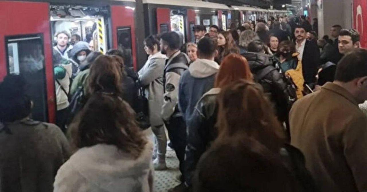Görüntüler İstanbul’u aratmıyor: İzmir’de metro seferlerinde aksama yaşandı Görüntüler İstanbul’u aratmıyor: İzmir’de metro seferlerinde aksama yaşandı
