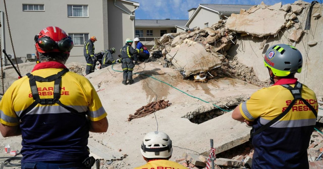 Güney Afrika’da büyük felaket: Çöken inşaatta 33 kişi hayatını kaybetti Güney Afrika’da büyük felaket: Çöken inşaatta 33 kişi hayatını kaybetti