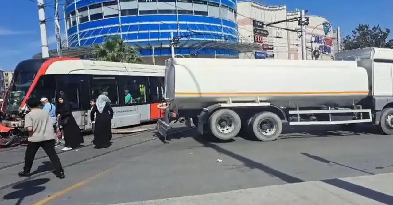 Güngören’de korku dolu anlar: Otomobil tramvaya çarptı Güngören’de korku dolu anlar: Otomobil tramvaya çarptı