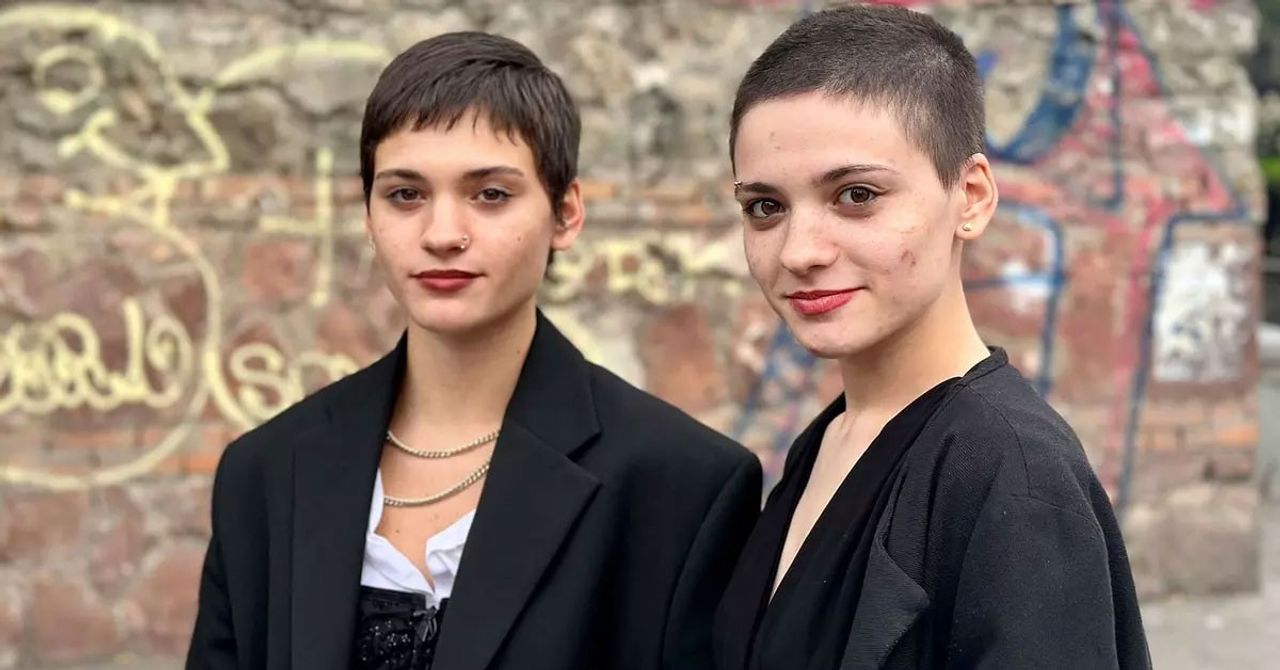 Gürcistan da ikiz kardeşler yıllar sonra tiktok sayesinde birbirlerini buldular Gürcistan da ikiz kardeşler yıllar sonra tiktok sayesinde birbirlerini buldular