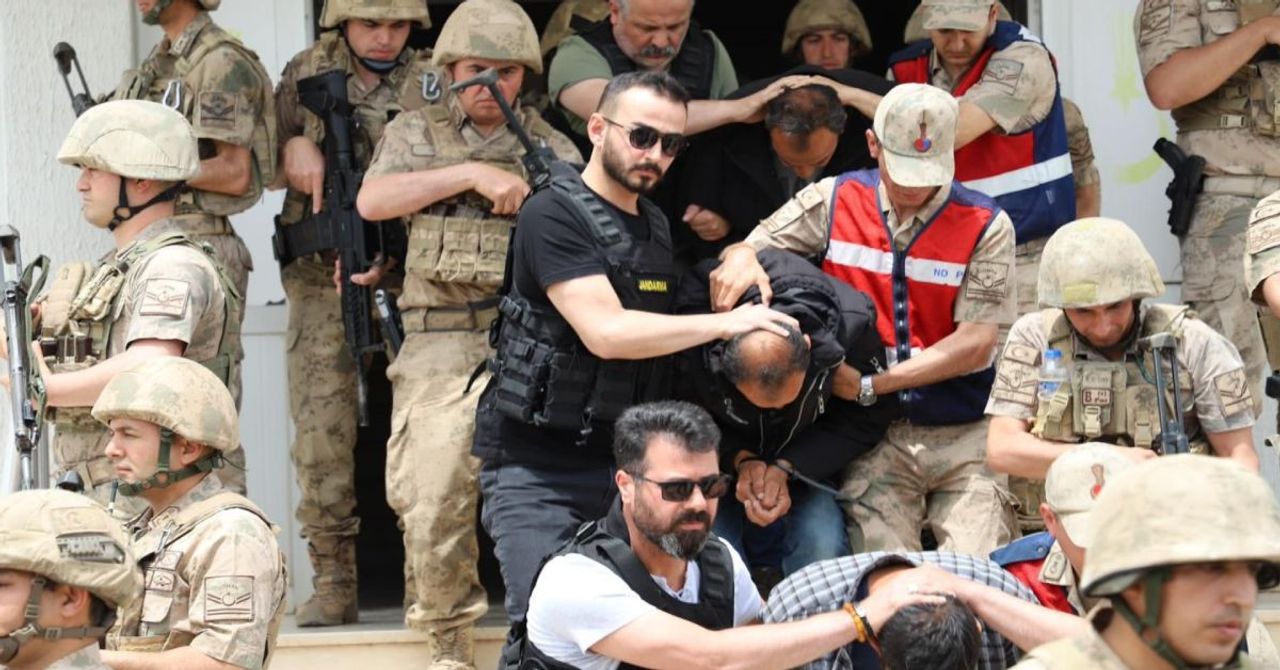 Güvenlik güçlerinden şafak vakti baskın: Çok sayıda kişi gözaltına alındı Güvenlik güçlerinden şafak vakti baskın: Çok sayıda kişi gözaltına alındı