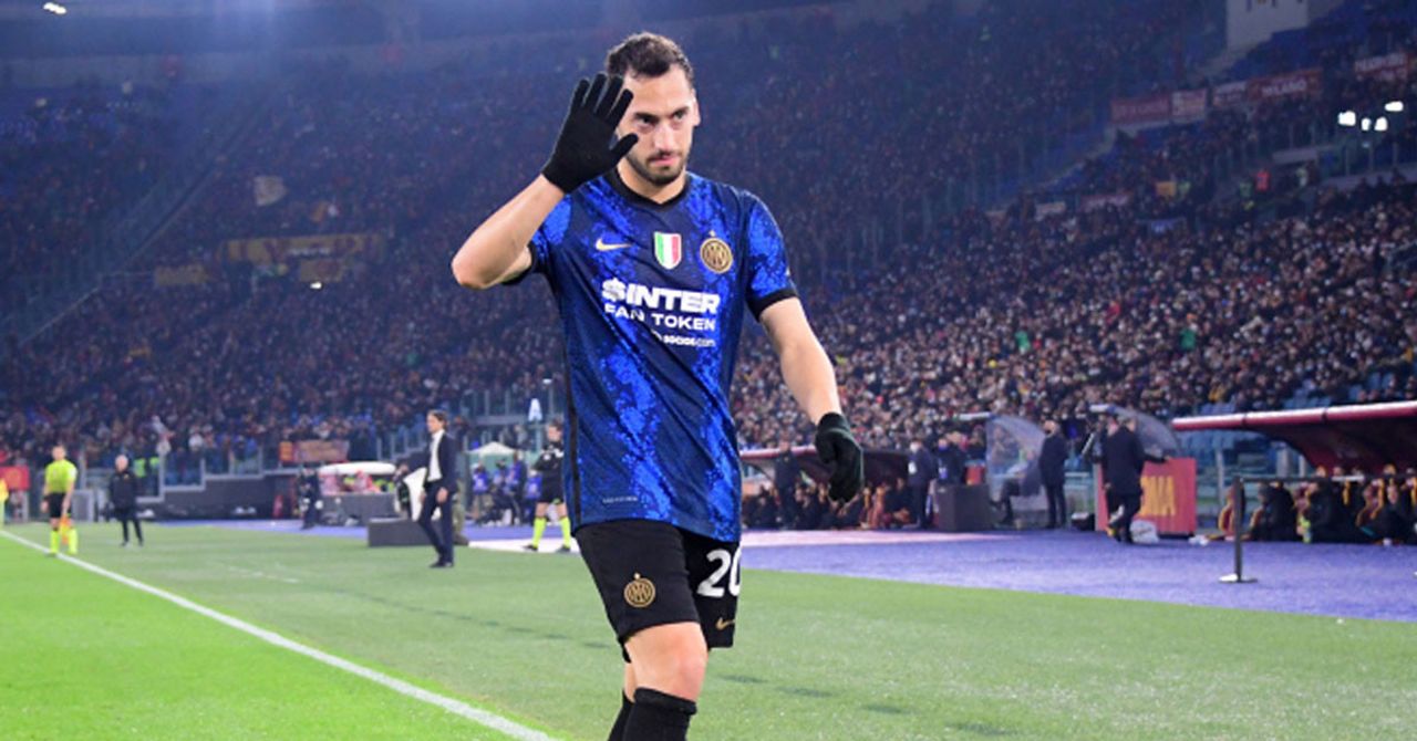 Hakan Çalhanoğlu, Inter performansıyla alkış alıyor. Hakan Çalhanoğlu, Inter performansıyla alkış alıyor.
