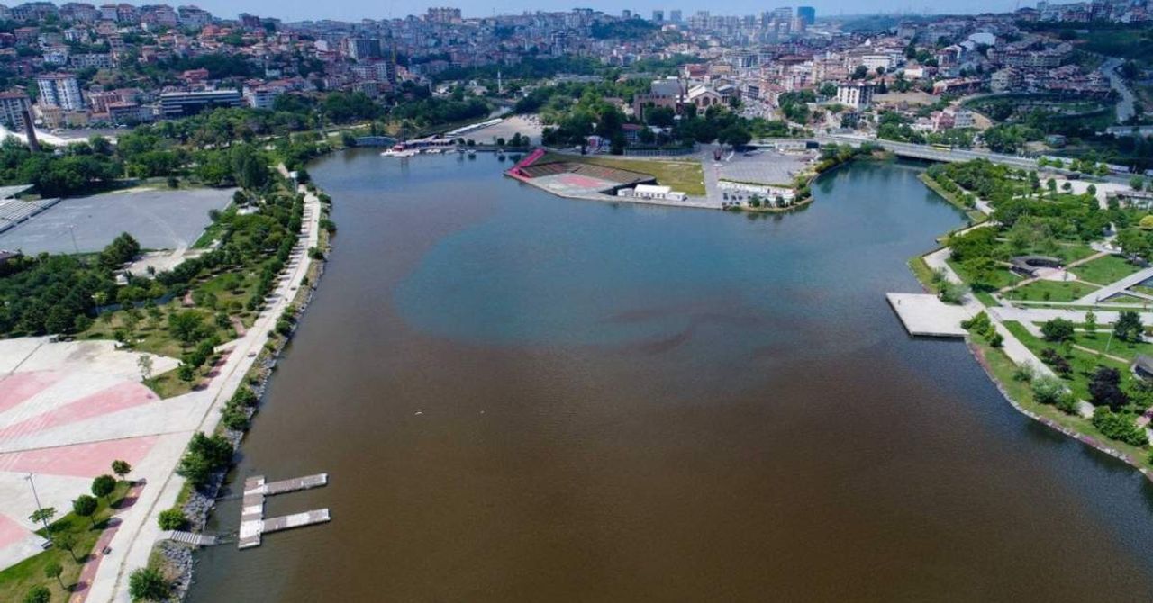 Haliç Nehri Kahverengi Renk Haliç Nehri Kahverengi Renk