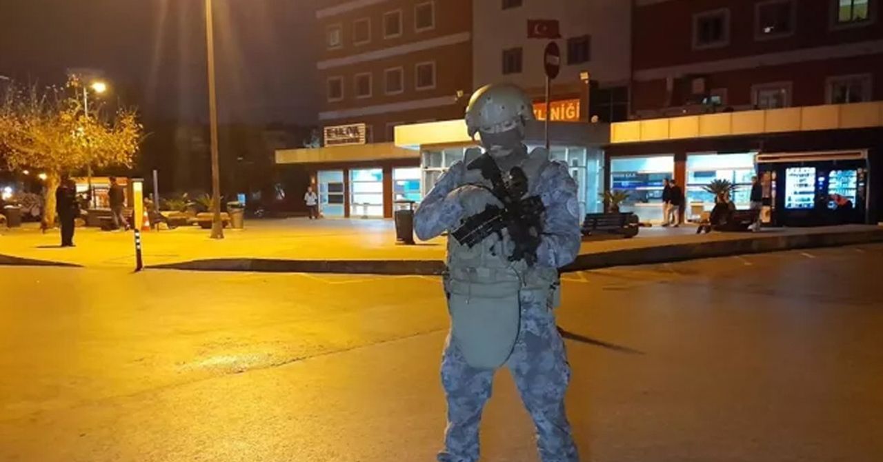 Hastane önünde silahlı saldırı Hastane önünde silahlı saldırı