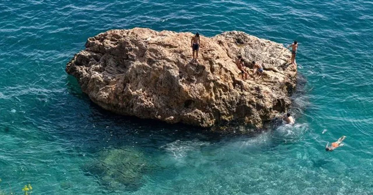 Havaların ısınmasıyla birlikte Akdeniz sahillerinde deniz sezonu açıldı. Ancak Antalya kıyılarında görülen yoğun denizanaları, büyük panik yarattı. Denize giren tatilciler, denizanalarından dolayı zor anlar yaşadı. Uzmanlardan uyarı geldi: Yanma, kızarma, su toplama ve kaşıntı varsa önemli sağlık problemleri yaratabilir. Havaların ısınmasıyla birlikte Akdeniz sahillerinde deniz sezonu açıldı. Ancak Antalya kıyılarında görülen yoğun denizanaları, büyük panik yarattı. Denize giren tatilciler, denizanalarından dolayı zor anlar yaşadı. Uzmanlardan uyarı geldi: Yanma, kızarma, su toplama ve kaşıntı varsa önemli sağlık problemleri yaratabilir.