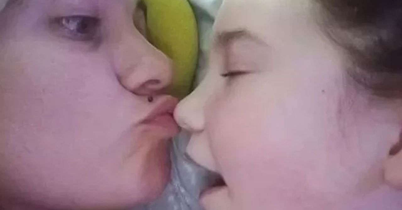Herkes bu olayı konuşuyor: 2 kızının ölümünde şüpheli olan anne, üçüncü kızını öldürdükten sonra fotoğraf çekilmiş! Herkes bu olayı konuşuyor: 2 kızının ölümünde şüpheli olan anne, üçüncü kızını öldürdükten sonra fotoğraf çekilmiş!