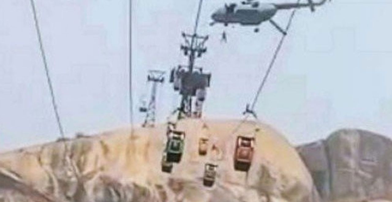 Hindistan’da dehşet anlar: Havada asılı kalan teleferikte adeta can pazarı! Hindistan’da dehşet anlar: Havada asılı kalan teleferikte adeta can pazarı!