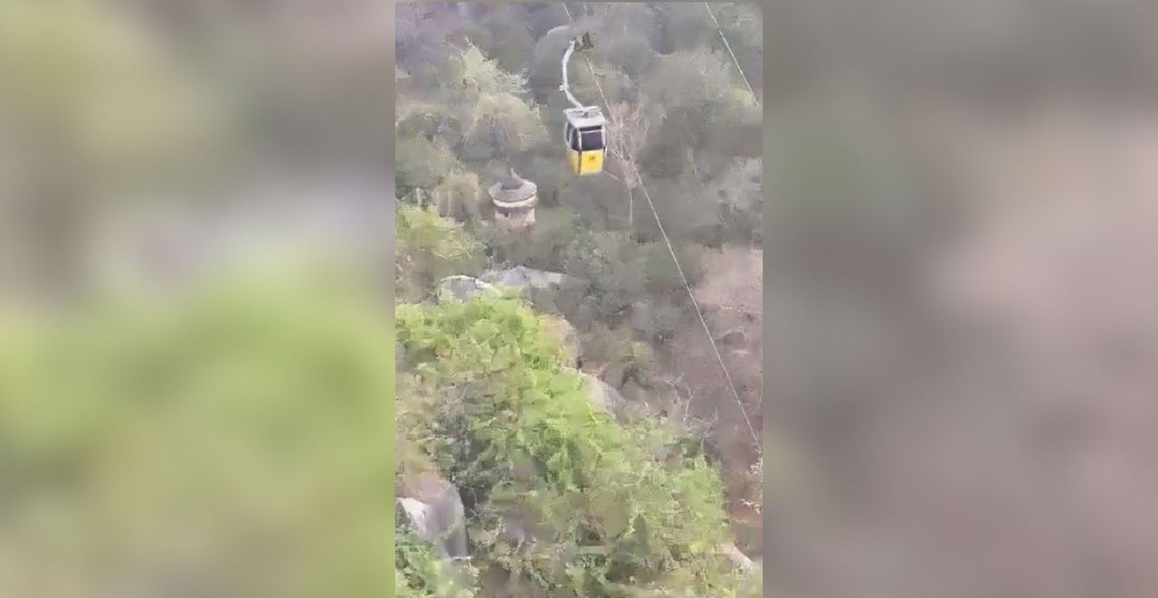 Hindistan’da dehşet anlar: Havada asılı kalan teleferikte adeta can pazarı! Hindistan’da dehşet anlar: Havada asılı kalan teleferikte adeta can pazarı!
