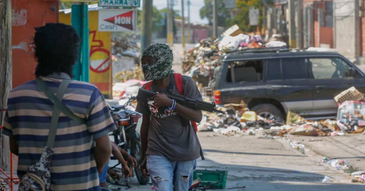Hükümet kontrolü kaybetti başkent çetelerin eline geçti: Haiti’den kaçmak isteyen 10 bin dolar ödemek zorunda Hükümet kontrolü kaybetti başkent çetelerin eline geçti: Haiti’den kaçmak isteyen 10 bin dolar ödemek zorunda