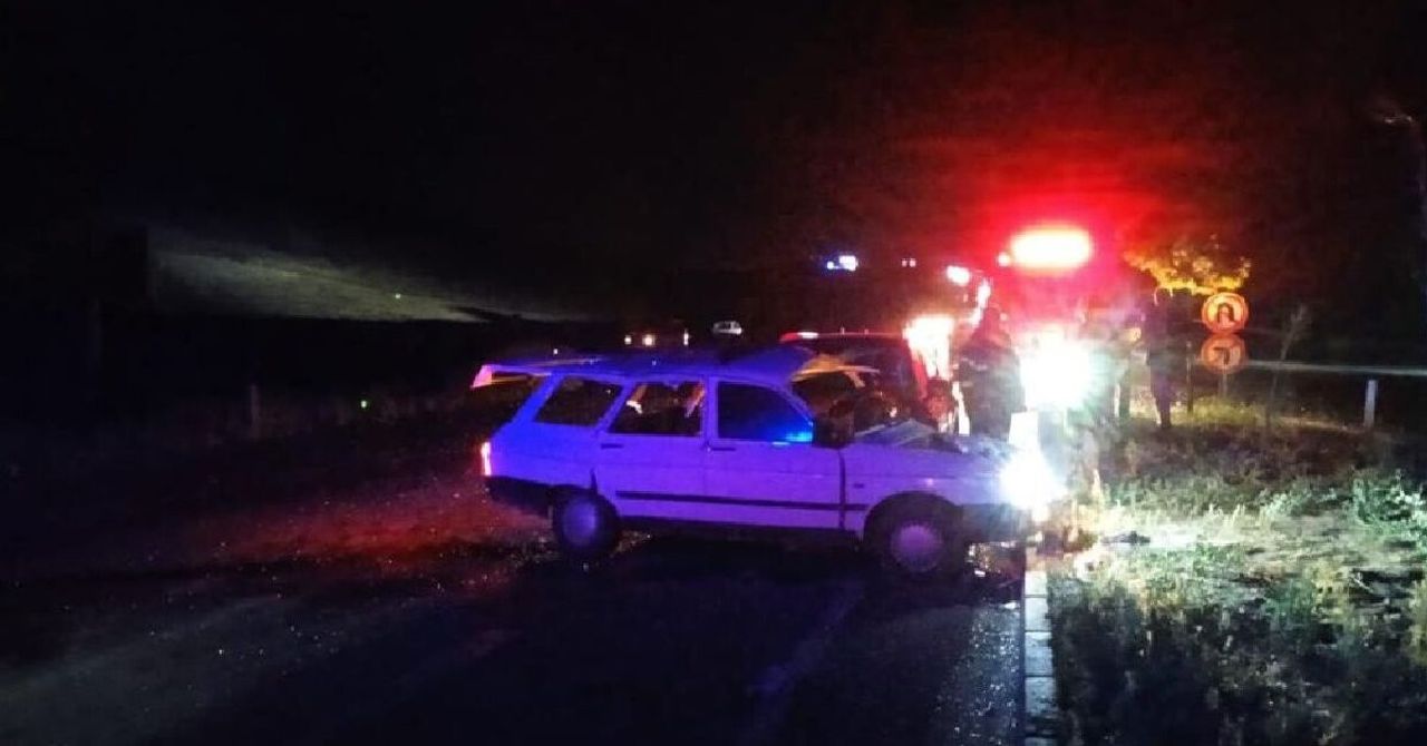 Hurdaya dönen araçta can pazarı: 2 ölü ve 4 yaralı var Hurdaya dönen araçta can pazarı: 2 ölü ve 4 yaralı var