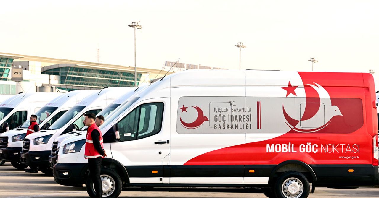 İçişleri Bakanı Ali Yerlikaya, Atatürk Havalimanı’nda düzenlenen ‘Göç İdaresi Mobil Araç Teslim Töreni İçişleri Bakanı Ali Yerlikaya, Atatürk Havalimanı’nda düzenlenen ‘Göç İdaresi Mobil Araç Teslim Töreni