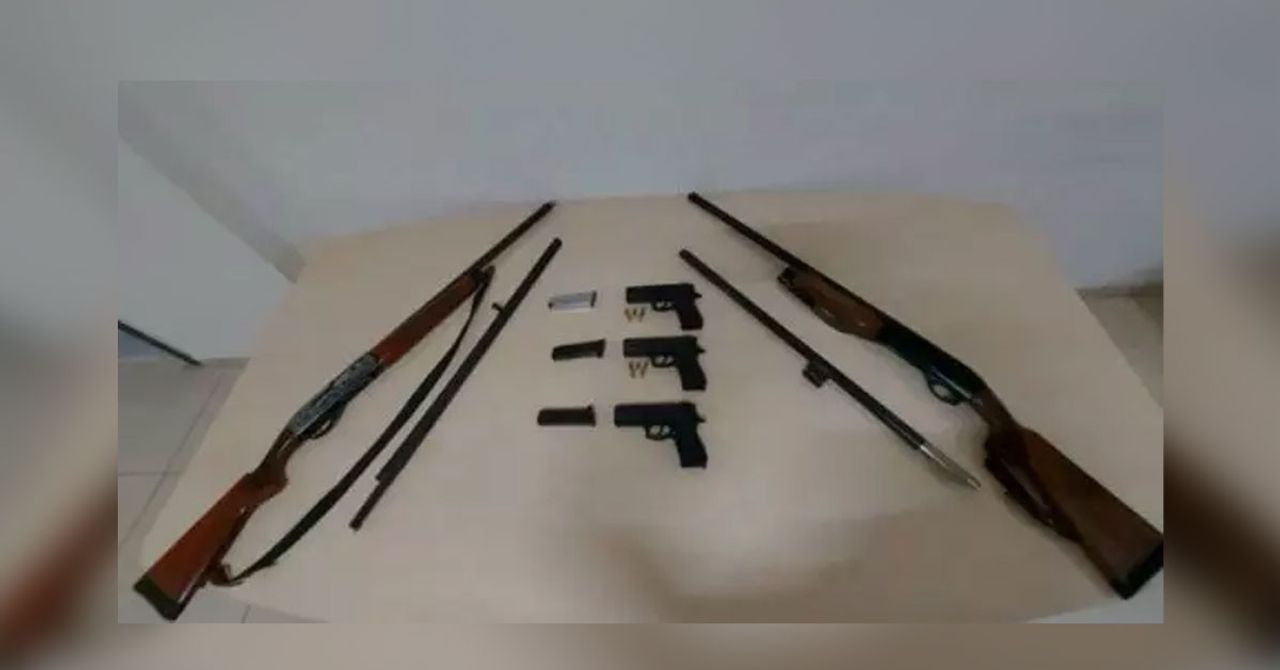 İçişleri Bakanı Ali Yerlikaya, ‘‘Mercek-15” adlı operasyon kapsamında, 68 ilde ruhsatsız silah taşıyan şahıslara ve silah kaçakçılarına yönelik çalışma başlattıklarını duyurdu. Bu kapsamda yüzlerce şüpheliye işlem uygulandı. Ayrıca 750 silah ele geçirildi. İçişleri Bakanı Ali Yerlikaya, ‘‘Mercek-15” adlı operasyon kapsamında, 68 ilde ruhsatsız silah taşıyan şahıslara ve silah kaçakçılarına yönelik çalışma başlattıklarını duyurdu. Bu kapsamda yüzlerce şüpheliye işlem uygulandı. Ayrıca 750 silah ele geçirildi.