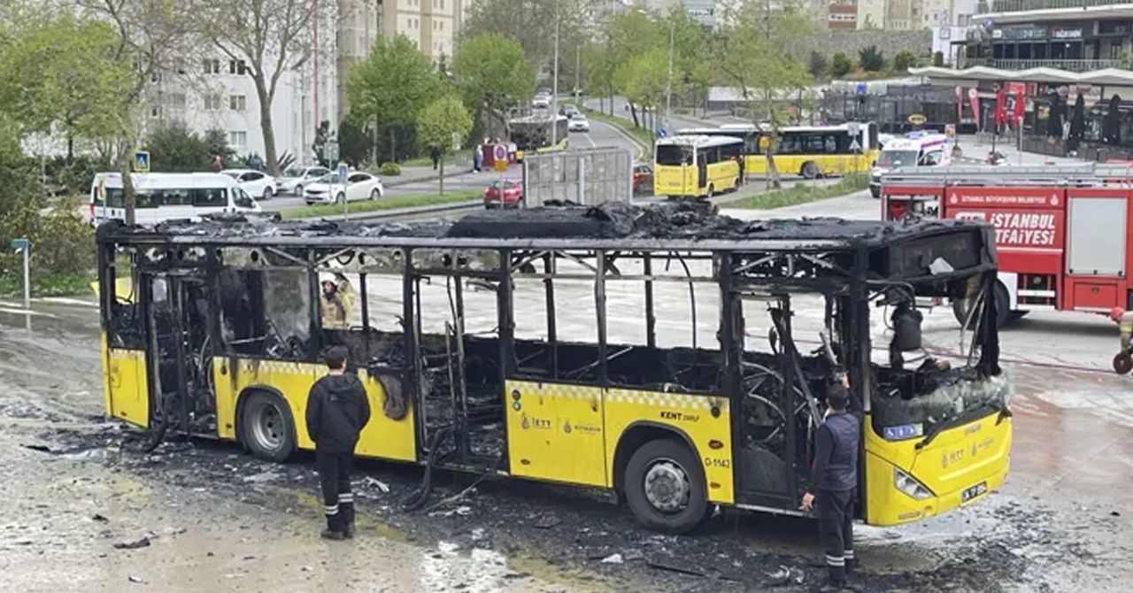 İETT otobüsünde yangın çıktı İETT otobüsünde yangın çıktı
