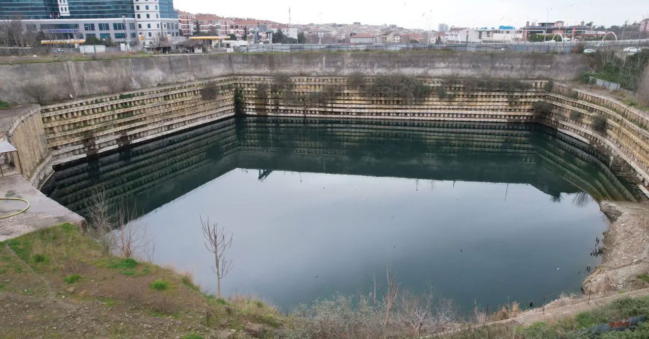 İnşaat çukurunda su birikintisi İnşaat çukurunda su birikintisi