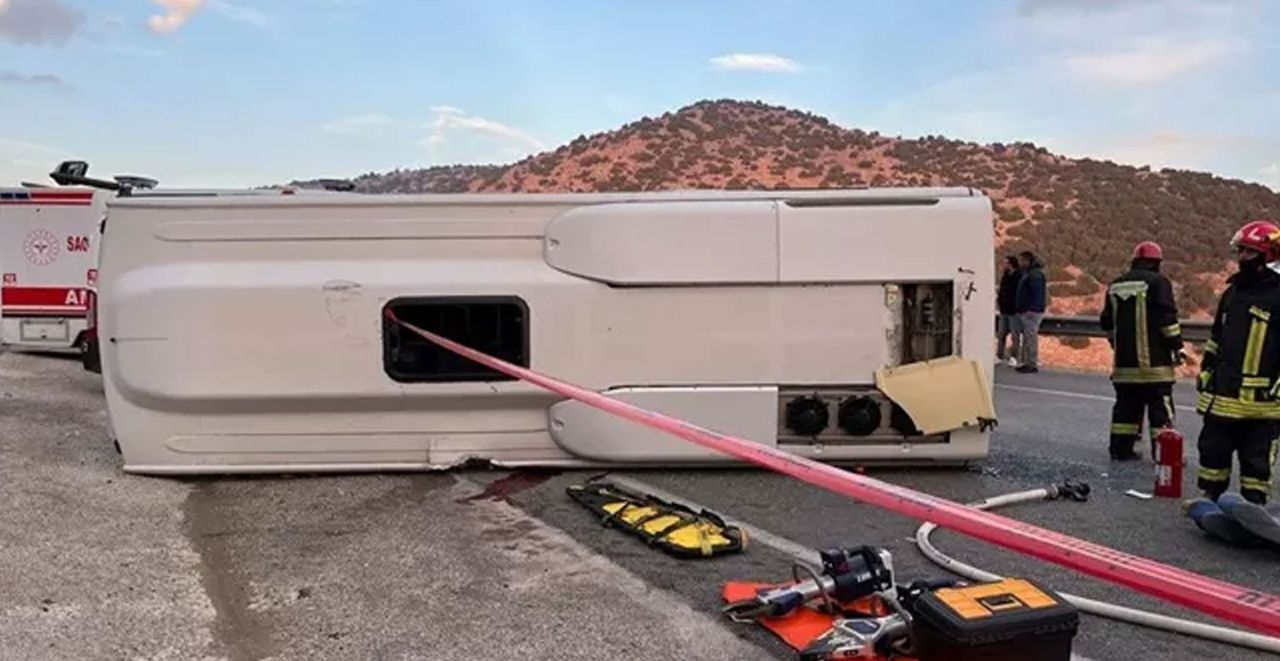 İşçileri taşıyan servis aracı devrildi İşçileri taşıyan servis aracı devrildi