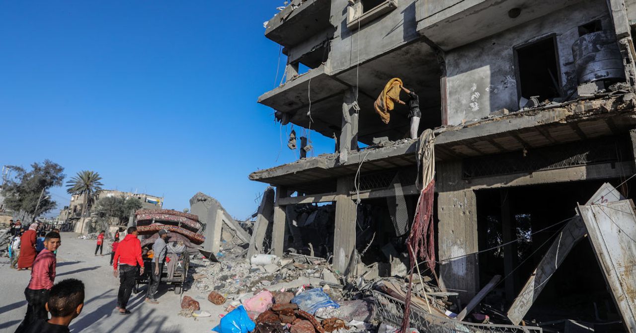 İşgalci İsrail ordusu, 7 Ekim’den bu yana aralıksız Gazze Şeridi’ne saldırıda bulunuyor. Dün gece boyunca havadan, karadan ve denizden saldırı düzenledi. Ölen ve yaralıların olduğu öğrenildi. İşgalci İsrail ordusu, 7 Ekim’den bu yana aralıksız Gazze Şeridi’ne saldırıda bulunuyor. Dün gece boyunca havadan, karadan ve denizden saldırı düzenledi. Ölen ve yaralıların olduğu öğrenildi.