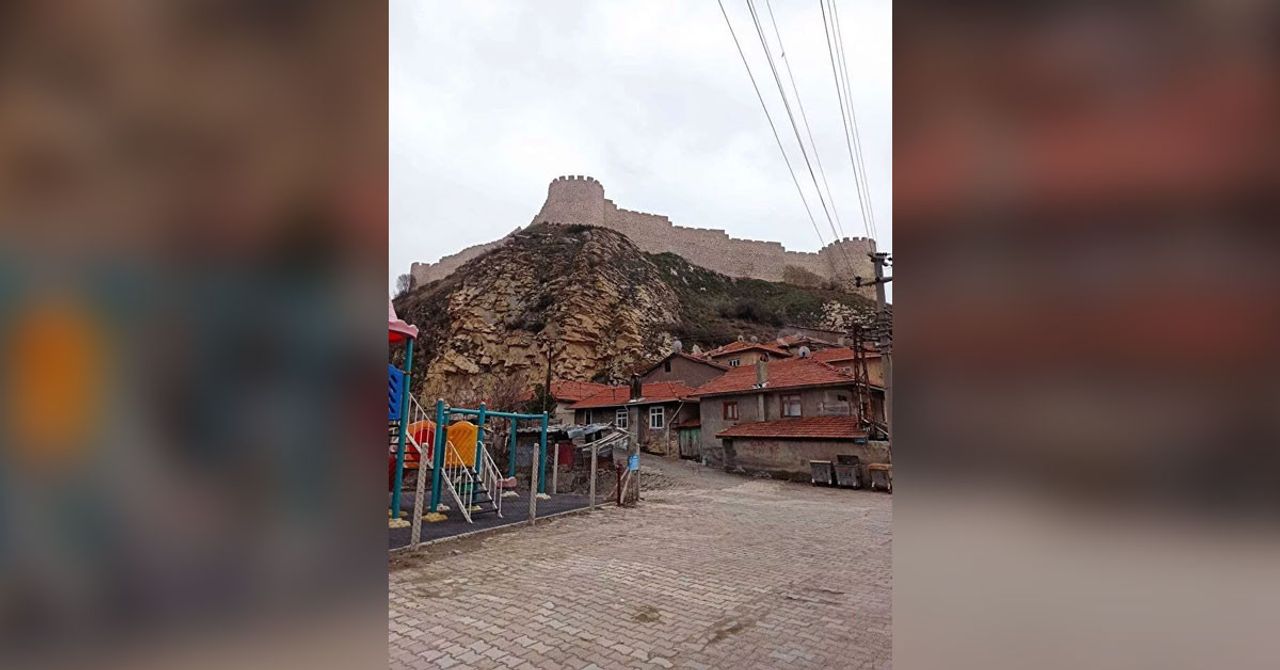 İskilip kalesinde bayrak dikmek için yapılan kazıda tarihi eser bulundu! Gören herkes şaşkına döndü İskilip kalesinde bayrak dikmek için yapılan kazıda tarihi eser bulundu! Gören herkes şaşkına döndü