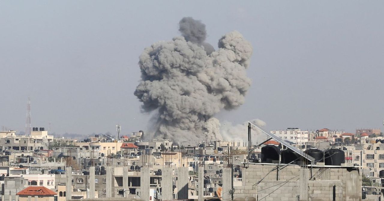 İsrail, Refah’taki Filistinlilerin çadırını bombaladı: En az 40 kişi hayatını kaybetti İsrail, Refah’taki Filistinlilerin çadırını bombaladı: En az 40 kişi hayatını kaybetti