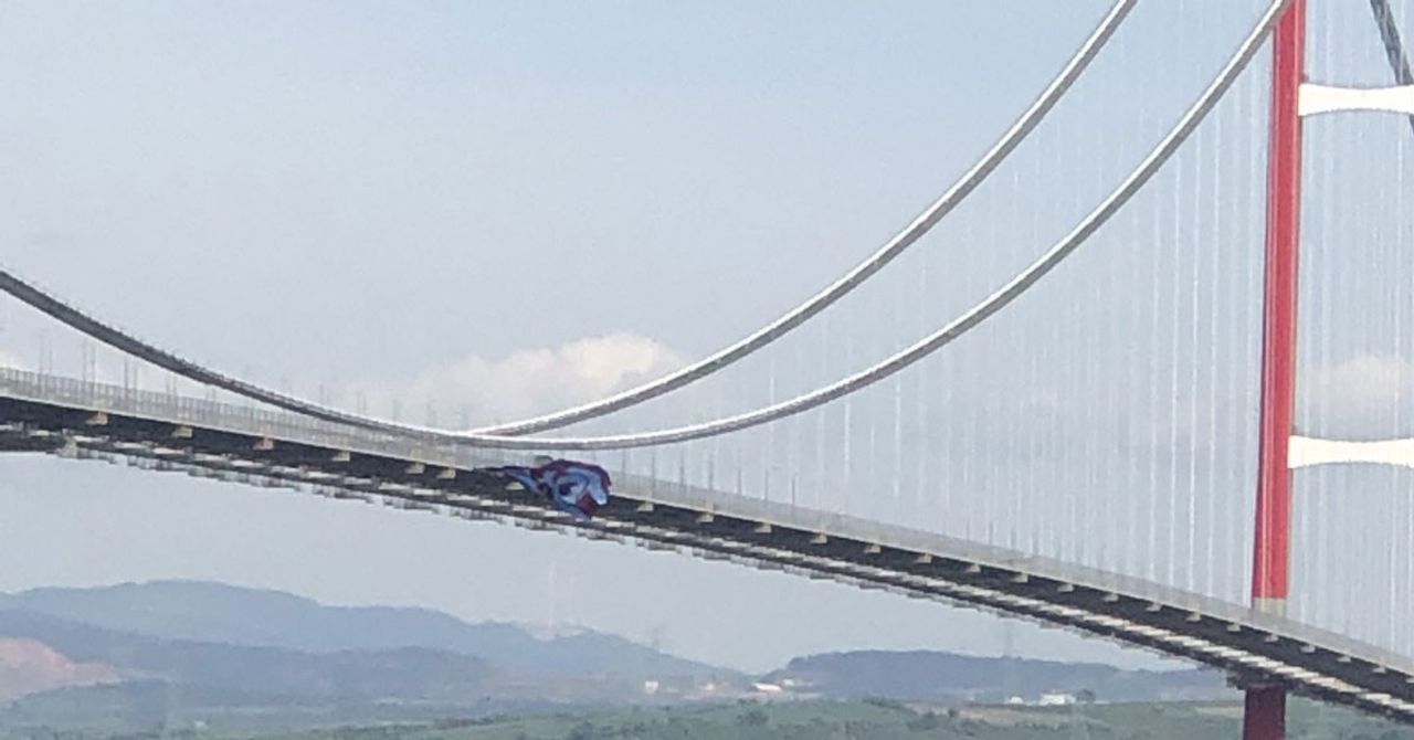 İstanbul boğazındaki gelenek devam ettiriliyor: Trabzonspor bayrağı 1915 Çanakkale Köprüsü İstanbul boğazındaki gelenek devam ettiriliyor: Trabzonspor bayrağı 1915 Çanakkale Köprüsü