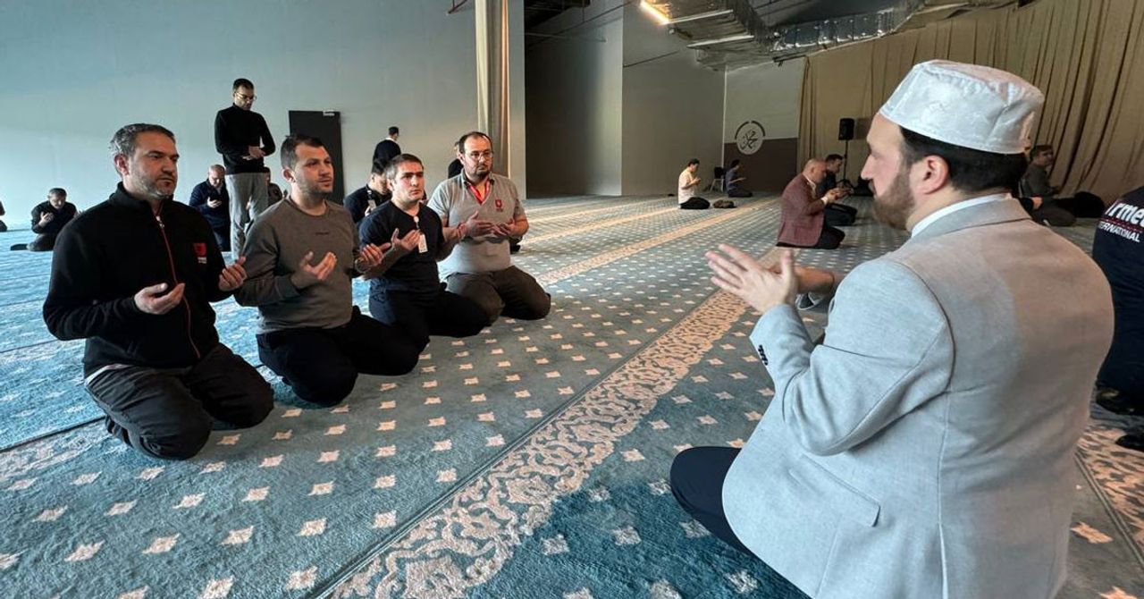 İstanbul Havalimanında işitme engellilere işaret diliyle cuma hutbesi okundu İstanbul Havalimanında işitme engellilere işaret diliyle cuma hutbesi okundu