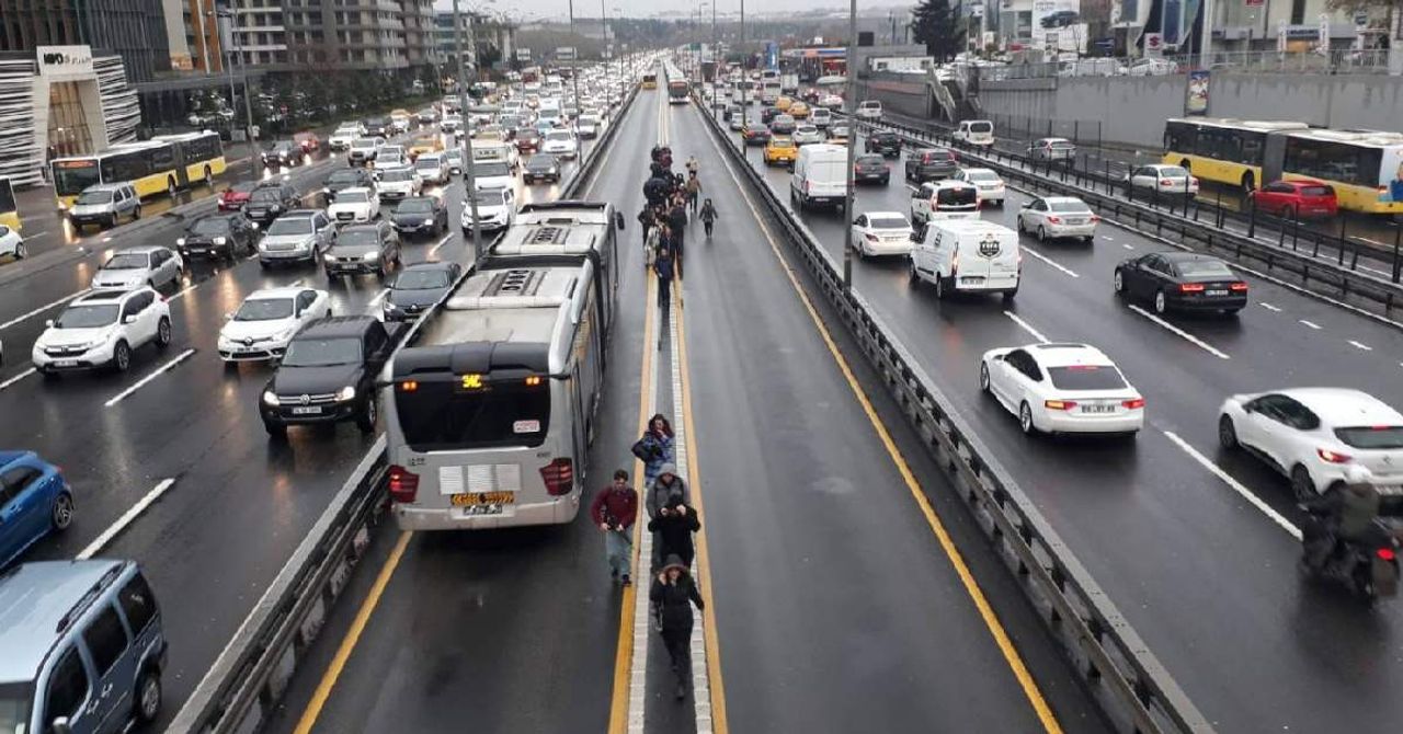 İstanbul Metrobüs Arıza Son Dakika-1 İstanbul Metrobüs Arıza Son Dakika-1