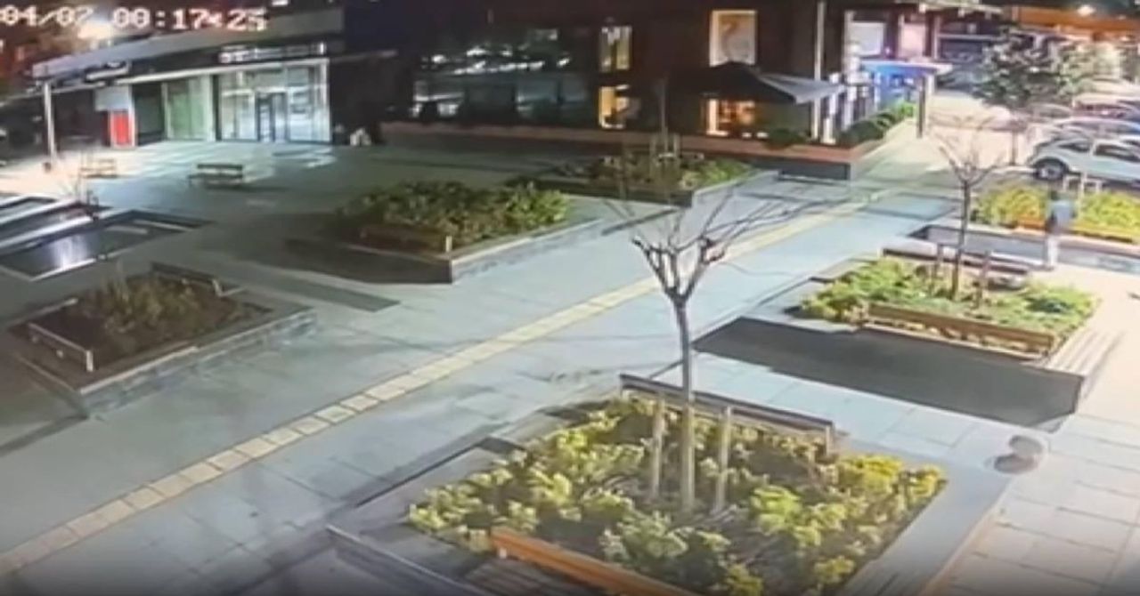 İstanbul’da el bombasıyla saldırı: İş yerlerinde hasar meydana geldi İstanbul’da el bombasıyla saldırı: İş yerlerinde hasar meydana geldi