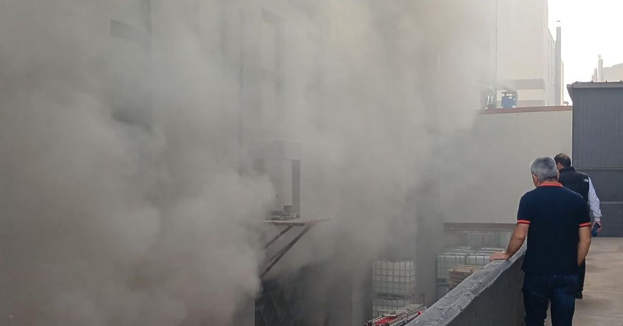 İstanbul’da fabrika alev alev yandı: Ekipler müdahale ediyor İstanbul’da fabrika alev alev yandı: Ekipler müdahale ediyor