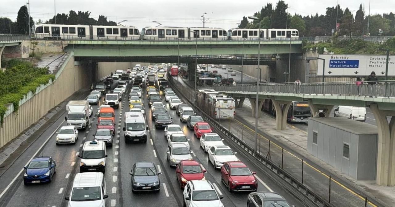 İstanbul’da trafik yeni hafta yoğun başladı: Kilit noktalarda uzun araç kuyrukları oluştu İstanbul’da trafik yeni hafta yoğun başladı: Kilit noktalarda uzun araç kuyrukları oluştu