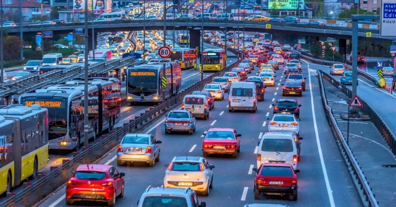İstanbul’da trafik yoğunluğu arttı: Araçlar ilerlemekte zorluk yaşıyor İstanbul’da trafik yoğunluğu arttı: Araçlar ilerlemekte zorluk yaşıyor