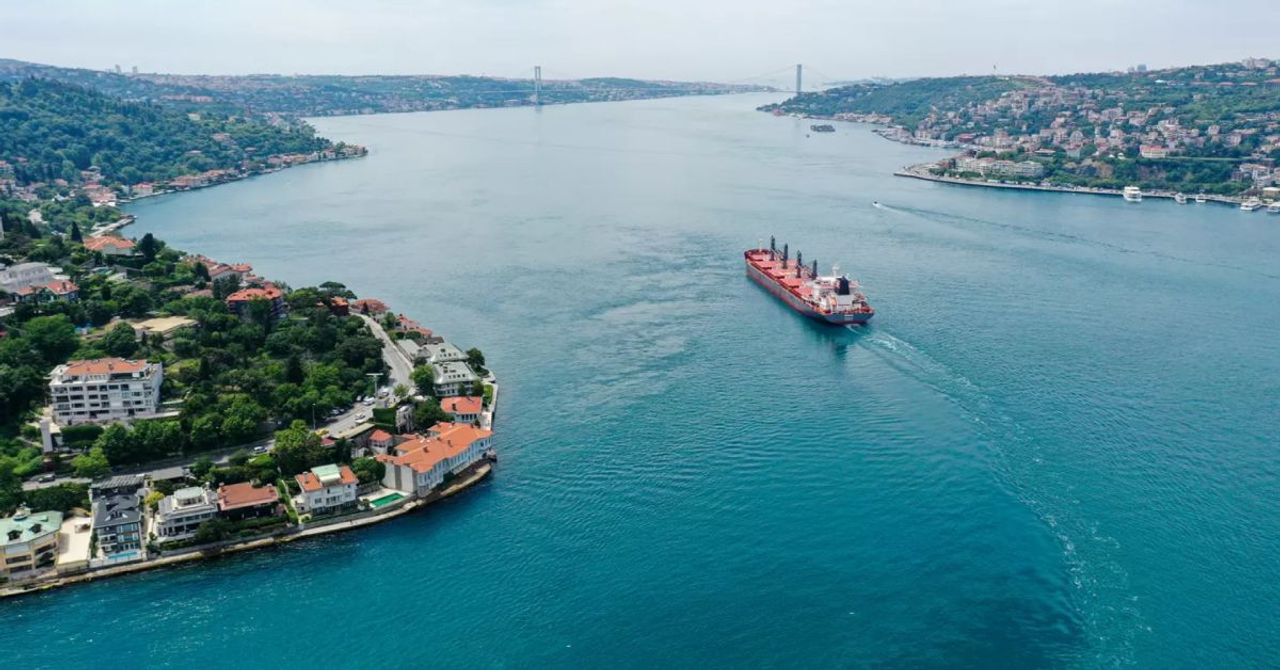 İstanbul’da yük gemisi karaya oturdu: Gemi trafiği çift yönlü askıya alındı İstanbul’da yük gemisi karaya oturdu: Gemi trafiği çift yönlü askıya alındı