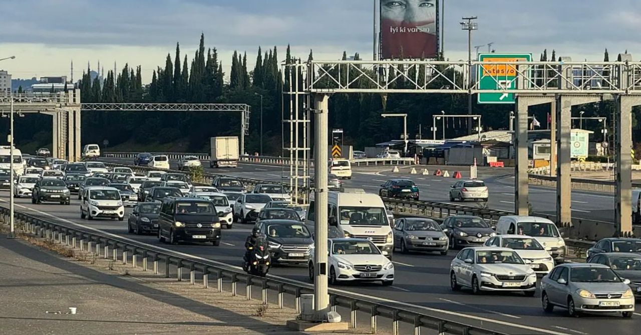 İstanbul’dan bayram tatili kaçışı: Sokaklar boşaldı trafik yoğunluğu arttı İstanbul’dan bayram tatili kaçışı: Sokaklar boşaldı trafik yoğunluğu arttı
