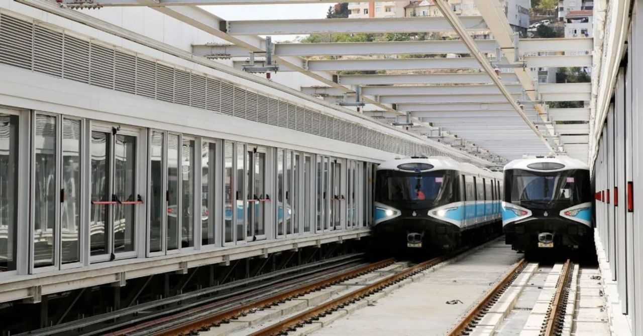 İstanbullular güne arızayla uyandı: Yıldız-Mahmutbey metro hattında seferler aksadı İstanbullular güne arızayla uyandı: Yıldız-Mahmutbey metro hattında seferler aksadı