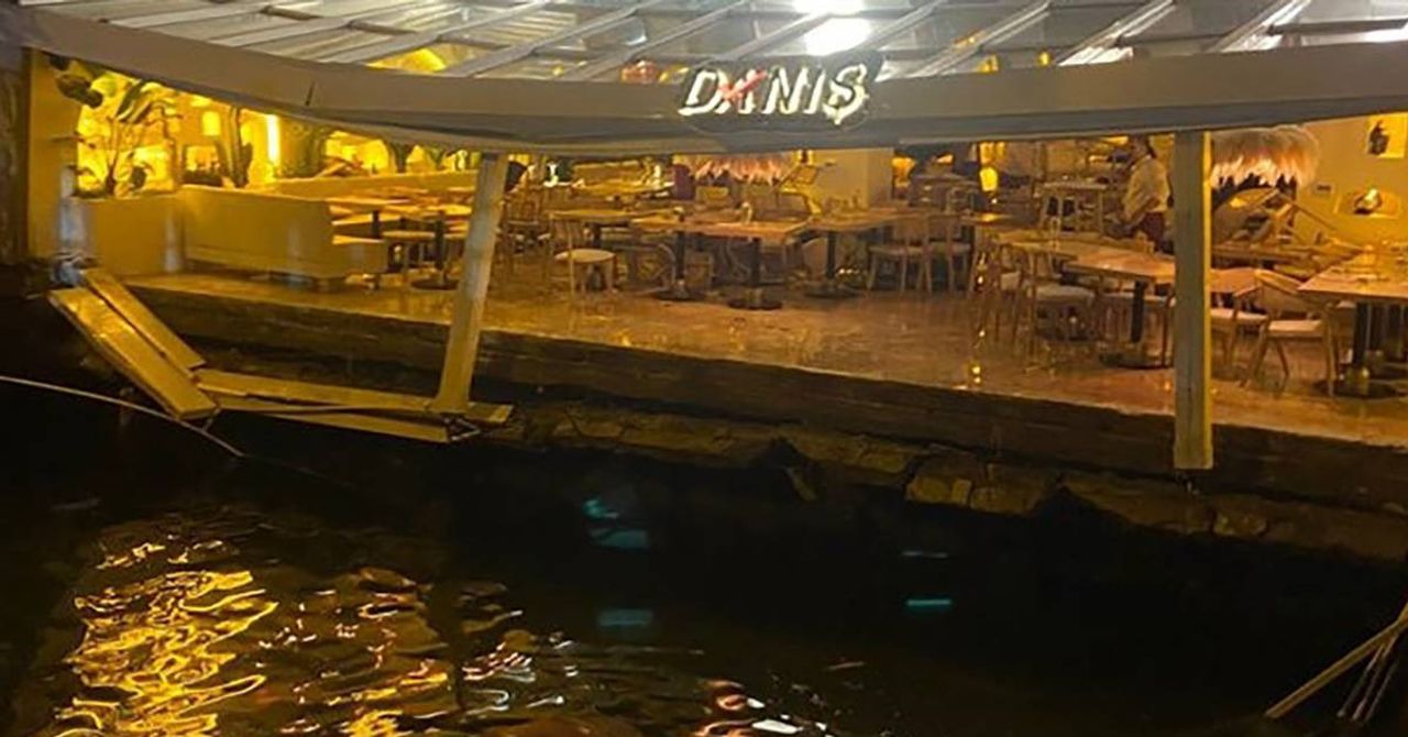 İstanbul’un Beşiktaş ilçesindeki Bebek semtinde üzerinde bir restoranın bulunduğu iskelenin çökmesi nedeniyle 4 kişi yaralandı. Arnavutköy Caddesi’nde yer alan 3 katlı restoranın zemin katında bulunan camekanlı bölümde, henüz bilinmeyen bir sebepten dolayı yerlerinden sökülen tente direkleri, iskelenin denize çökmesine sebep oldu. Çok sayıda yaralı var AA’da yer alan habere göre; Bu sırada o bölümde yemek yiyen bazı müşteriler denize düştü. Restoran çalışanları ve diğer müşteriler tarafından denizden çıkarılan 4 kişi, olay yerine gelen sağlık ekiplerince hastaneye kaldırıldı. Polis ekipleri, güvenlik şeridi çektikleri olay yerinde inceleme başlattı. Restoranın bulunduğu caddede trafik, tek şeritten kontrollü olarak sağlanıyor. Beşiktaş Kaymakamlığından yapılan açıklamada, hastaneye sevk edilen yaralıların hayati tehlikelerinin bulunmadığı, çevrede gerekli emniyet tedbirlerinin alındığı ve olayla ilgili soruşturma başlatıldığı kaydedildi.-1 İstanbul’un Beşiktaş ilçesindeki Bebek semtinde üzerinde bir restoranın bulunduğu iskelenin çökmesi nedeniyle 4 kişi yaralandı. Arnavutköy Caddesi’nde yer alan 3 katlı restoranın zemin katında bulunan camekanlı bölümde, henüz bilinmeyen bir sebepten dolayı yerlerinden sökülen tente direkleri, iskelenin denize çökmesine sebep oldu. Çok sayıda yaralı var AA’da yer alan habere göre; Bu sırada o bölümde yemek yiyen bazı müşteriler denize düştü. Restoran çalışanları ve diğer müşteriler tarafından denizden çıkarılan 4 kişi, olay yerine gelen sağlık ekiplerince hastaneye kaldırıldı. Polis ekipleri, güvenlik şeridi çektikleri olay yerinde inceleme başlattı. Restoranın bulunduğu caddede trafik, tek şeritten kontrollü olarak sağlanıyor. Beşiktaş Kaymakamlığından yapılan açıklamada, hastaneye sevk edilen yaralıların hayati tehlikelerinin bulunmadığı, çevrede gerekli emniyet tedbirlerinin alındığı ve olayla ilgili soruşturma başlatıldığı kaydedildi.-1