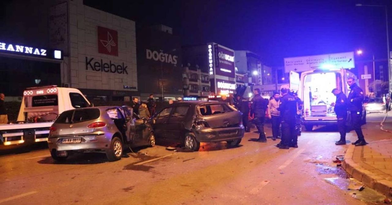İzmir’de zincirleme kaza: 2 ölü, 7 yaralı var İzmir’de zincirleme kaza: 2 ölü, 7 yaralı var