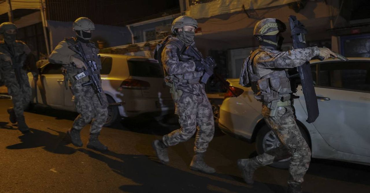Jandarma ekiplerinden Mahzen-8 operasyonu: 20 şüpheli yakalandı Jandarma ekiplerinden Mahzen-8 operasyonu: 20 şüpheli yakalandı