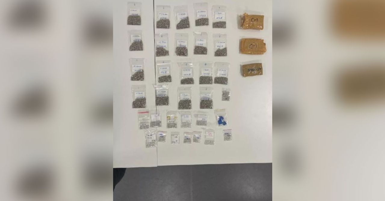 Kaçak yollardan sokmaya çalışıyordu, havalimanında yakalandı! Değeri 12 minyon lira Kaçak yollardan sokmaya çalışıyordu, havalimanında yakalandı! Değeri 12 minyon lira
